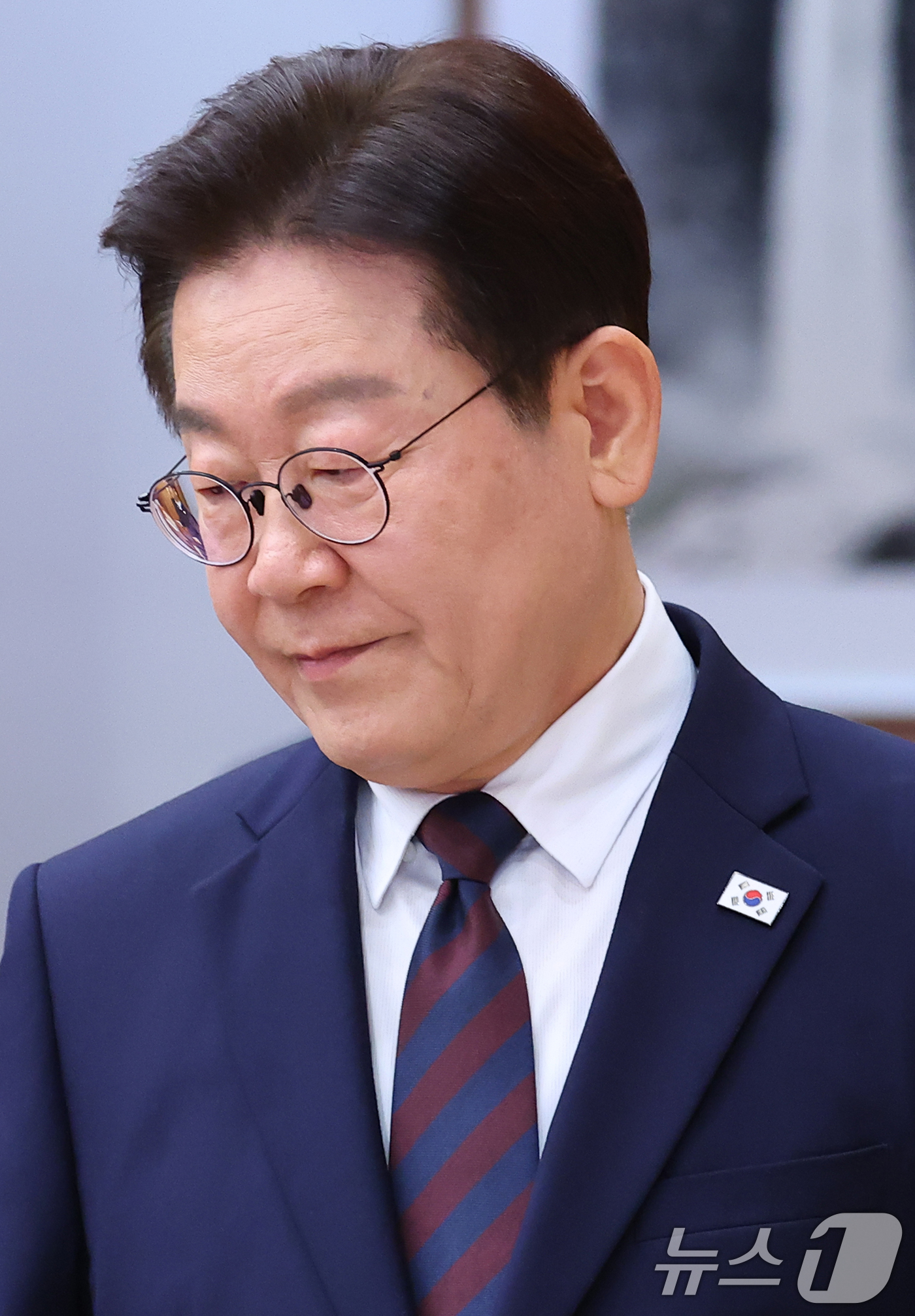 (서울=뉴스1) 이재명 기자 = 이재명 대통령이 9일 청와대에서 열린 중동상황 관련 비상경제점검회의에 입장하고 있다. (청와대통신사진기자단) 2026.3.9/뉴스1