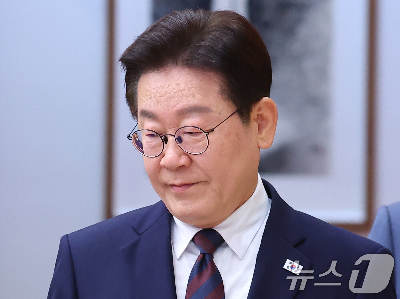 본문 이미지 - 이재명 대통령이 9일 청와대에서 열린 중동상황 관련 비상경제점검회의에 입장하고 있다. (청와대통신사진기자단) 2026.3.9 ⓒ 뉴스1 이재명 기자