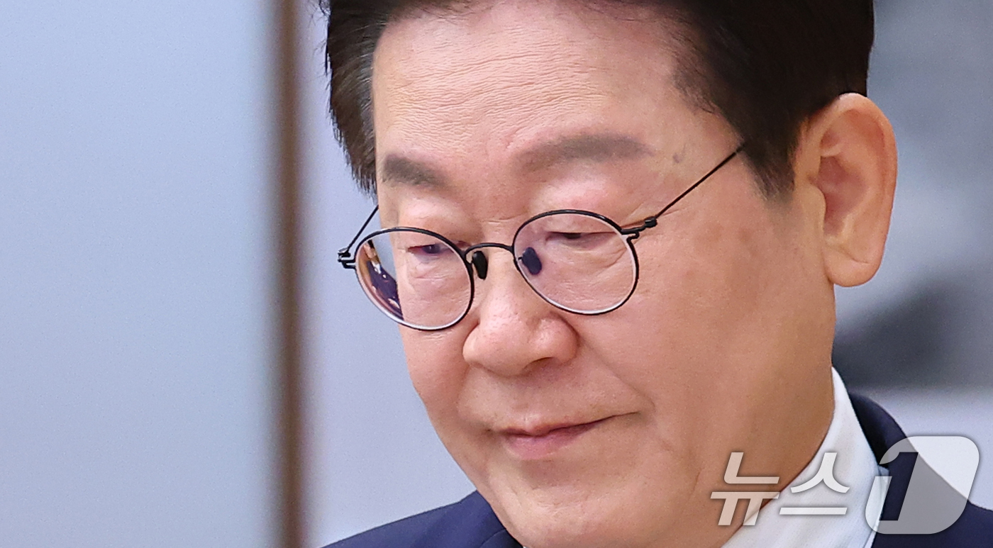 (서울=뉴스1) 이재명 기자 = 이재명 대통령이 9일 청와대에서 열린 중동상황 관련 비상경제점검회의에 입장하고 있다. (청와대통신사진기자단) 2026.3.9/뉴스1