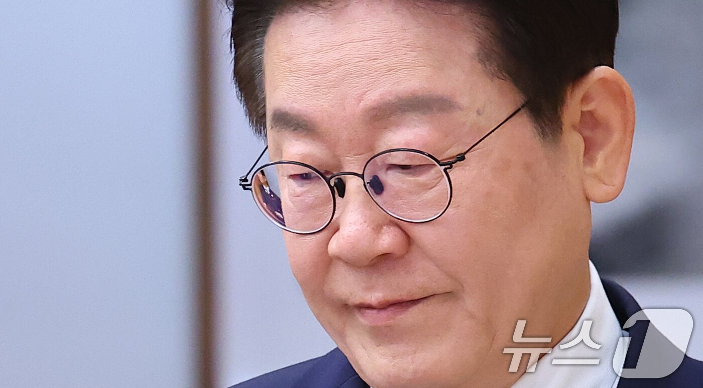 본문 이미지 - 이재명 대통령이 9일 청와대에서 열린 중동상황 관련 비상경제점검회의에 입장하고 있다. (청와대통신사진기자단) 2026.3.9 ⓒ 뉴스1 이재명 기자