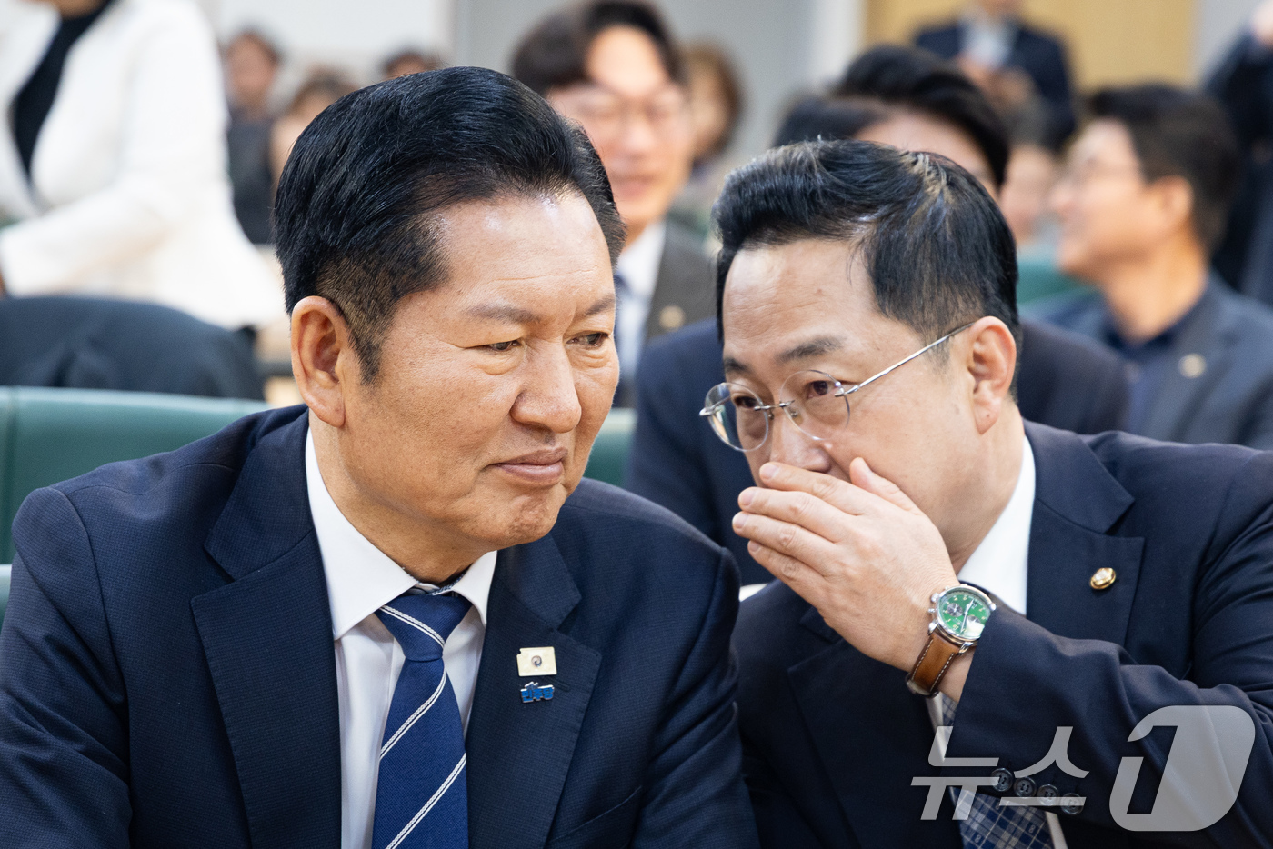 (서울=뉴스1) 유승관 기자 = 정청래 더불어민주당 대표와 박성준 국정조사 추진위원회 부위원장이 9일 서울 여의도 국회 의원회관에서 열린 조작기소 진상규명 및 공소취소를 위한 국정 …