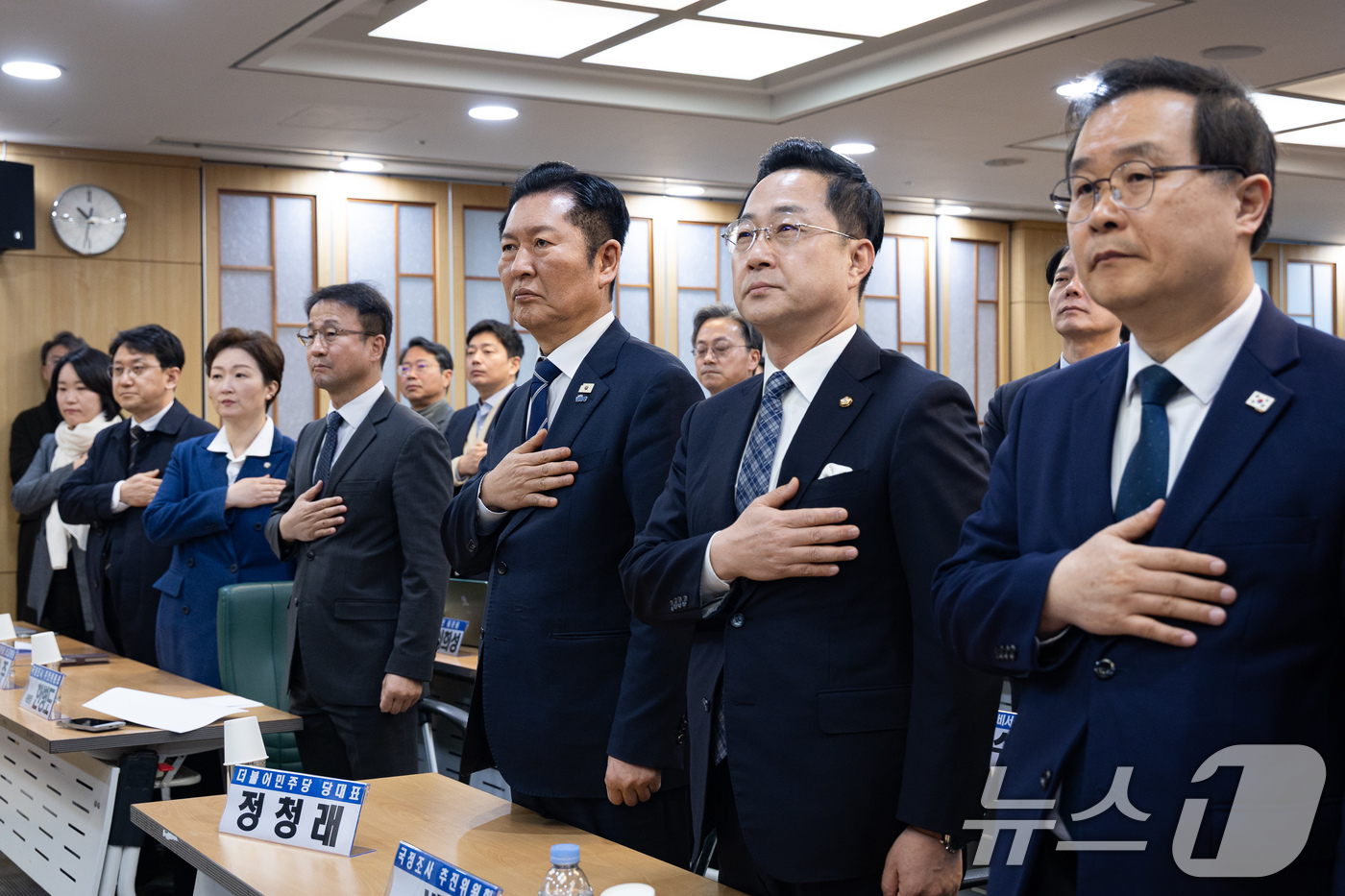 (서울=뉴스1) 유승관 기자 = 정청래 더불어민주당 대표를 비롯한 참석자들이 9일 서울 여의도 국회 의원회관에서 열린 조작기소 진상규명 및 공소취소를 위한 국정조사 추진 정책토론회 …