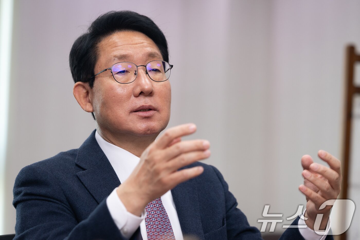 본문 이미지 - 김상훈 국회 대미투자특별법 처리를 위한 특별위원장이 9일 서울 여의도 국회 의원회관에서 뉴스1과 인터뷰하고 있다. ⓒ 뉴스1 유승관 기자