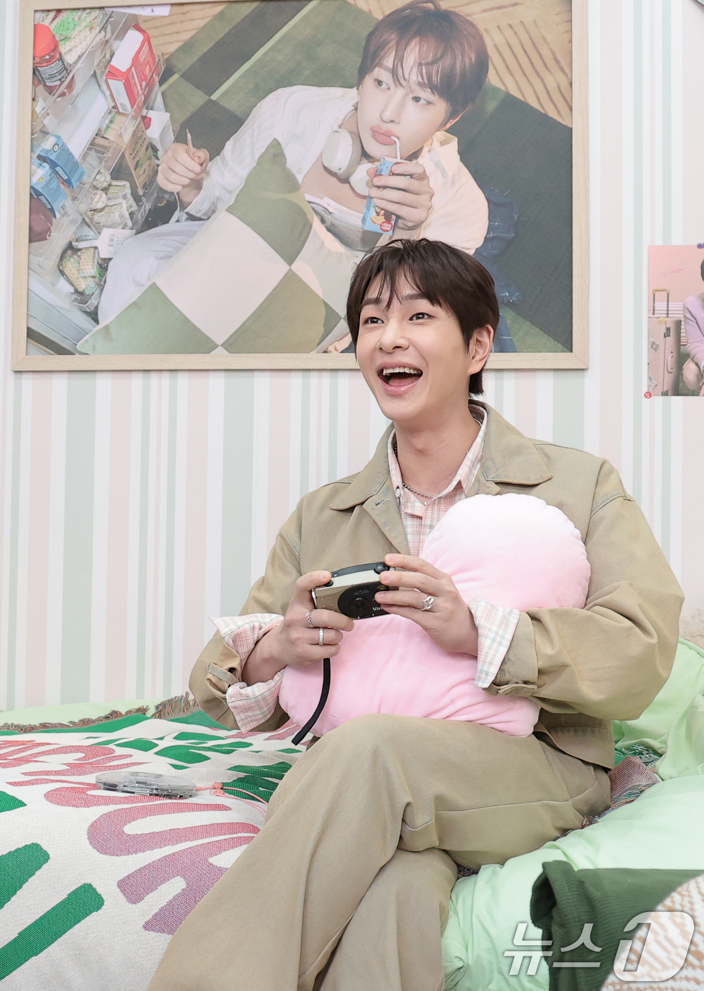 (서울=뉴스1) 권현진 기자 = 가수 온유(ONEW)가 9일 오전 서울 성동구 영화104에서 열린 미니 5집 'TOUGH LOVE' 발매를 기념 팝업 스토어 오픈 행사에 참석해 포 …