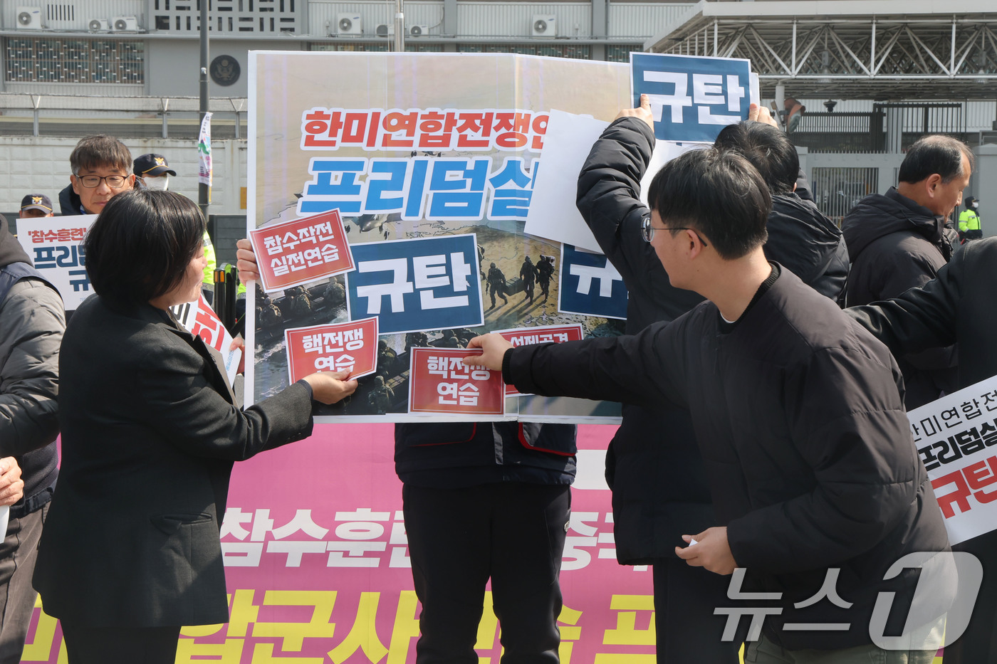 (서울=뉴스1) 이광호 기자 = 자주평화통일연대 등 시민사회단체회원들이 9일 오전 서울 종로구 광화문광장에서 기자회견을 열고 한미연합 군사연습 프리덤실드를 규탄하는 퍼포먼스를 하고 …