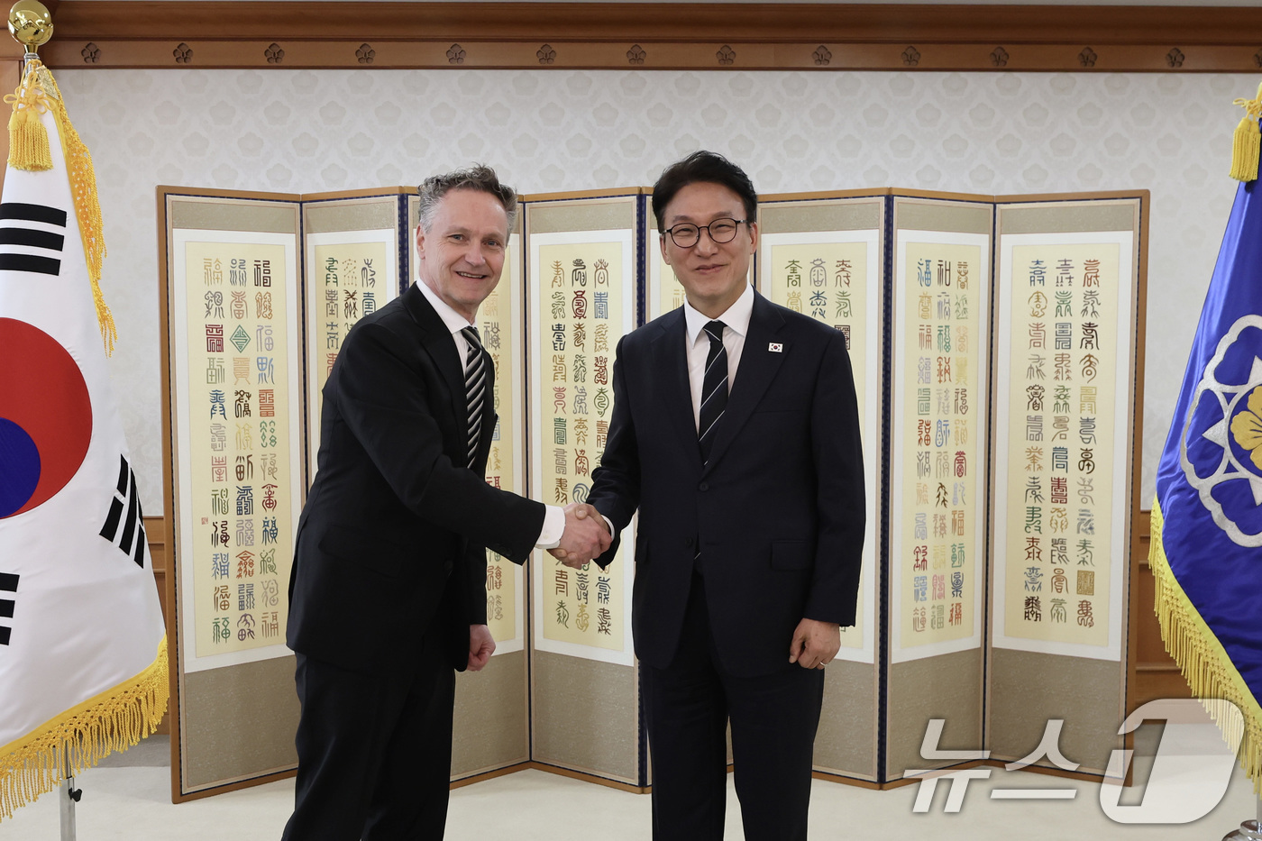 (서울=뉴스1) 임세영 기자 = 김민석 국무총리가 9일 서울 종로구 정부서울청사에서 패트릭 존슨 일라이릴리앤컴퍼니 인터내셔널사업 총괄 대표 등 관계자를 접견하고 있다. (총리실 제 …