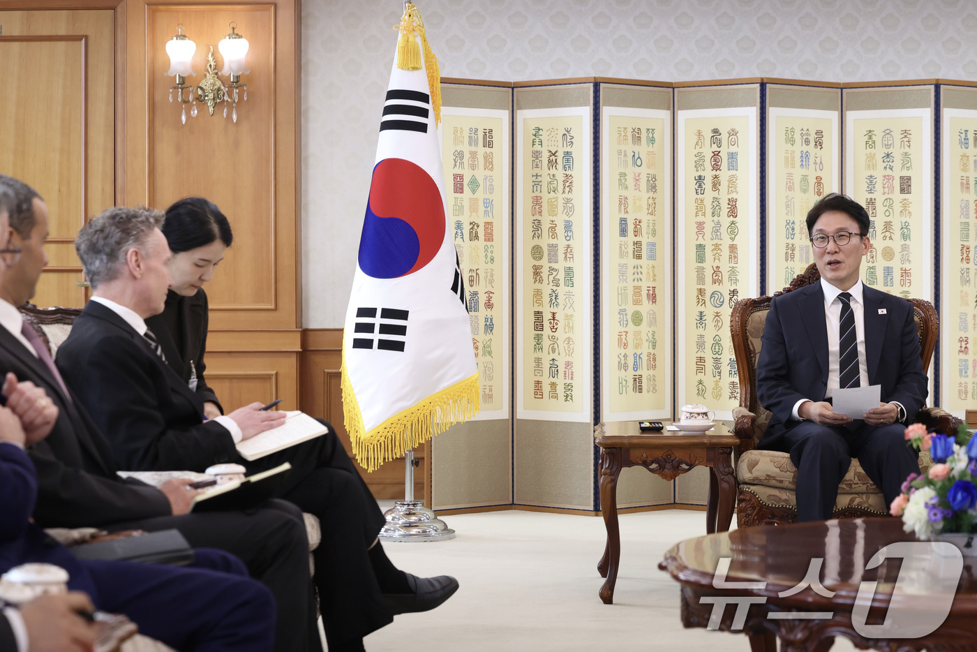 (서울=뉴스1) 임세영 기자 = 김민석 국무총리가 9일 서울 종로구 정부서울청사에서 패트릭 존슨 일라이릴리앤컴퍼니 인터내셔널사업 총괄 대표 등 관계자를 접견하고 있다. (총리실 제 …