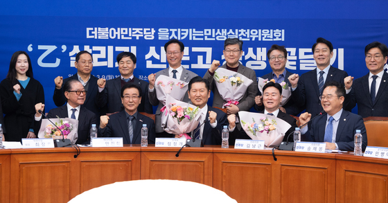 꽃 들고 웃음꽃