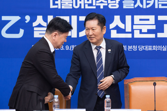 인사 나누는 정청래 대표