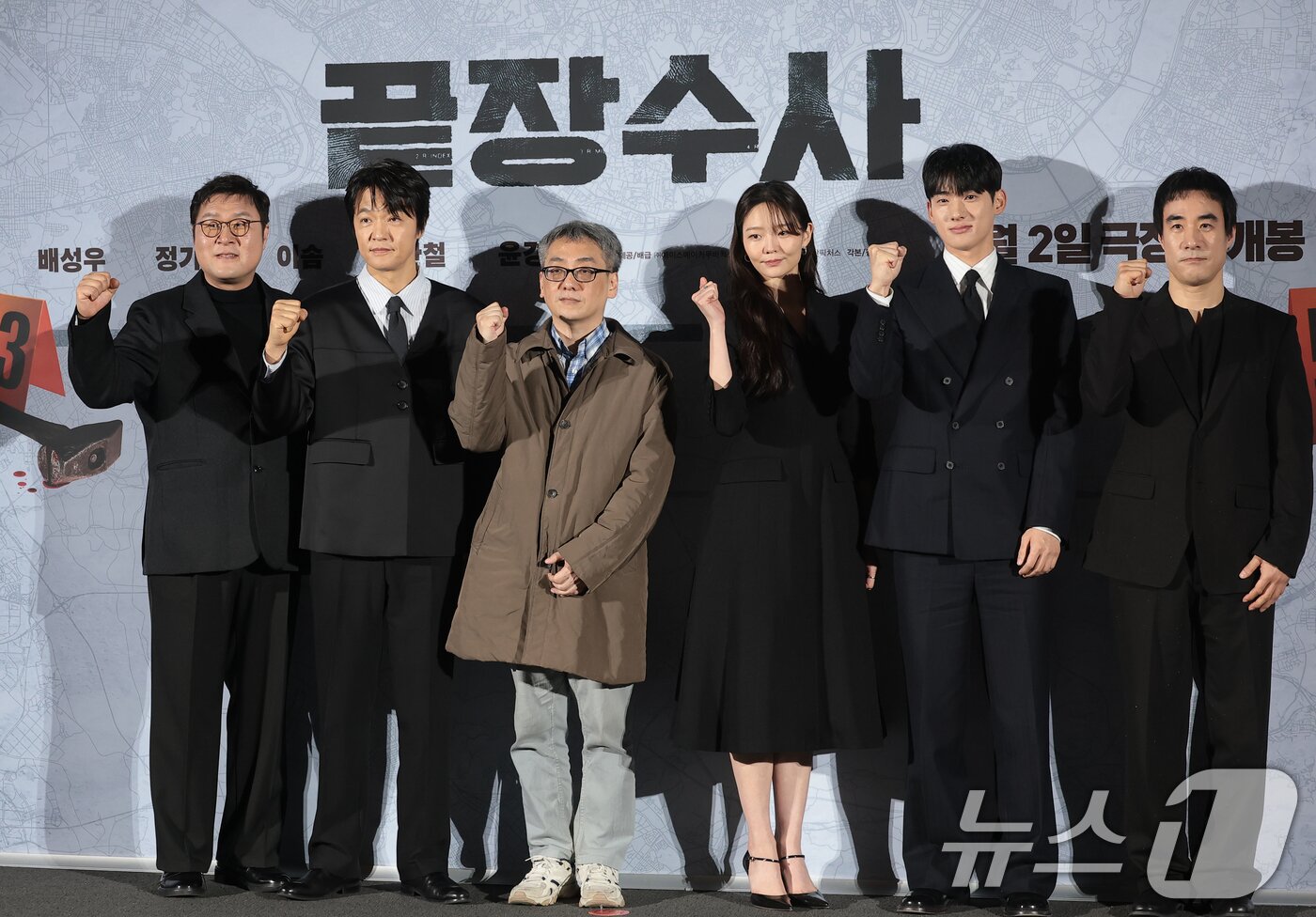 본문 이미지 - 배우 윤경호(왼쪽부터)와 조한철, 박철환 감독, 이솜, 정가람, 배성우가 9일 서울 용산구 CGV 용산아이파크몰에서 열린 영화 ‘끝장수사’제작보고회에 참석해 포즈를 취하고 있다. ‘끝장수사’는 촌구석으로 좌천된 형사 ‘재혁’에게 찾아온 인생 마지막 기회를 그린 범죄 수사극으로, 두 명의 용의자가 얽힌 살인사건의 진범을 잡기 위해 신입 형사 ‘중호’와 함께 서울로 향해 끝까지 추적 수사를 벌이며 벌어지는 이야기를 그렸다. 2026.3.9 ⓒ 뉴스1 권현진 기자