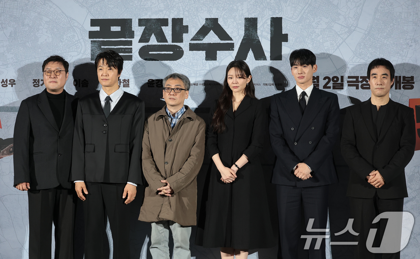 (서울=뉴스1) 권현진 기자 = 배우 윤경호(왼쪽부터)와 조한철, 박철환 감독, 이솜, 정가람, 배성우가 9일 서울 용산구 CGV 용산아이파크몰에서 열린 영화 ‘끝장수사’제작보고회 …