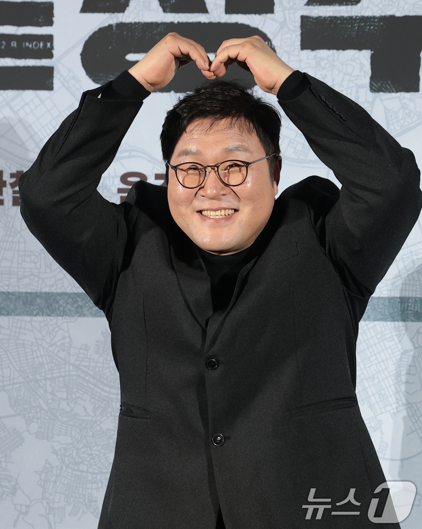 (서울=뉴스1) 권현진 기자 = 배우 윤경호가 9일 서울 용산구 CGV 용산아이파크몰에서 열린 영화 ‘끝장수사’(각본/감독 박철환) 제작보고회에 참석해 포즈를 취하고 있다.‘끝장수 …