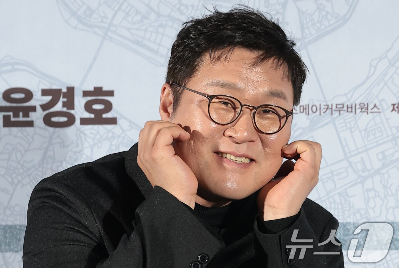 본문 이미지 - 배우 윤경호가 9일 서울 용산구 CGV 용산아이파크몰에서 열린 영화 ‘끝장수사’(각본/감독 박철환) 제작보고회에 참석해 포즈를 취하고 있다. ‘끝장수사’는 촌구석으로 좌천된 형사 ‘재혁’에게 찾아온 인생 마지막 기회를 그린 범죄 수사극으로, 두 명의 용의자가 얽힌 살인사건의 진범을 잡기 위해 신입 형사 ‘중호’와 함께 서울로 향해 끝까지 추적 수사를 벌이며 벌어지는 이야기를 그렸다. 2026.3.9 ⓒ 뉴스1 권현진 기자