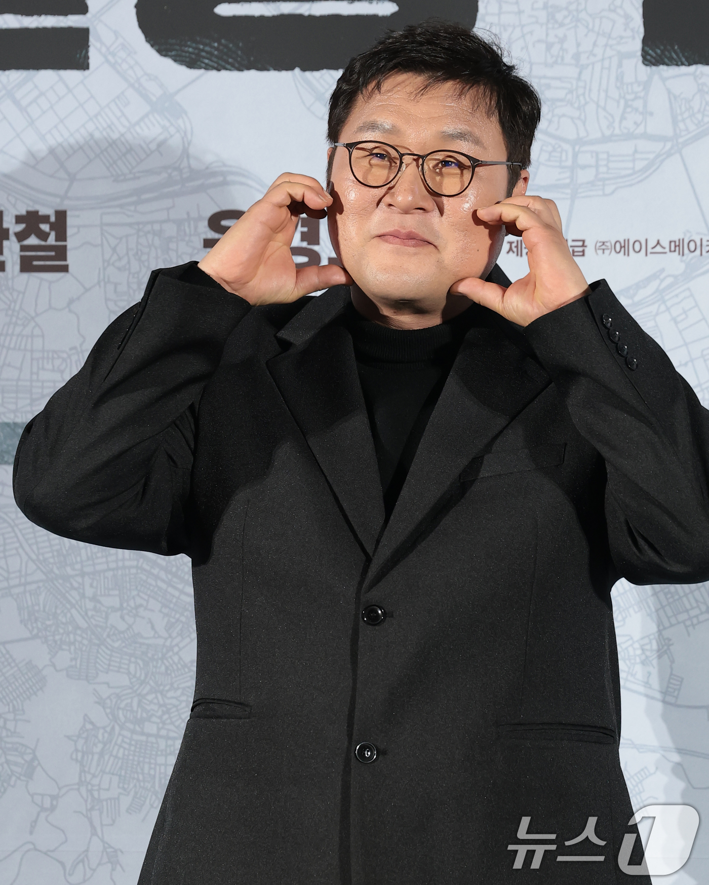 (서울=뉴스1) 권현진 기자 = 배우 윤경호가 9일 서울 용산구 CGV 용산아이파크몰에서 열린 영화 ‘끝장수사’(각본/감독 박철환) 제작보고회에 참석해 포즈를 취하고 있다.‘끝장수 …