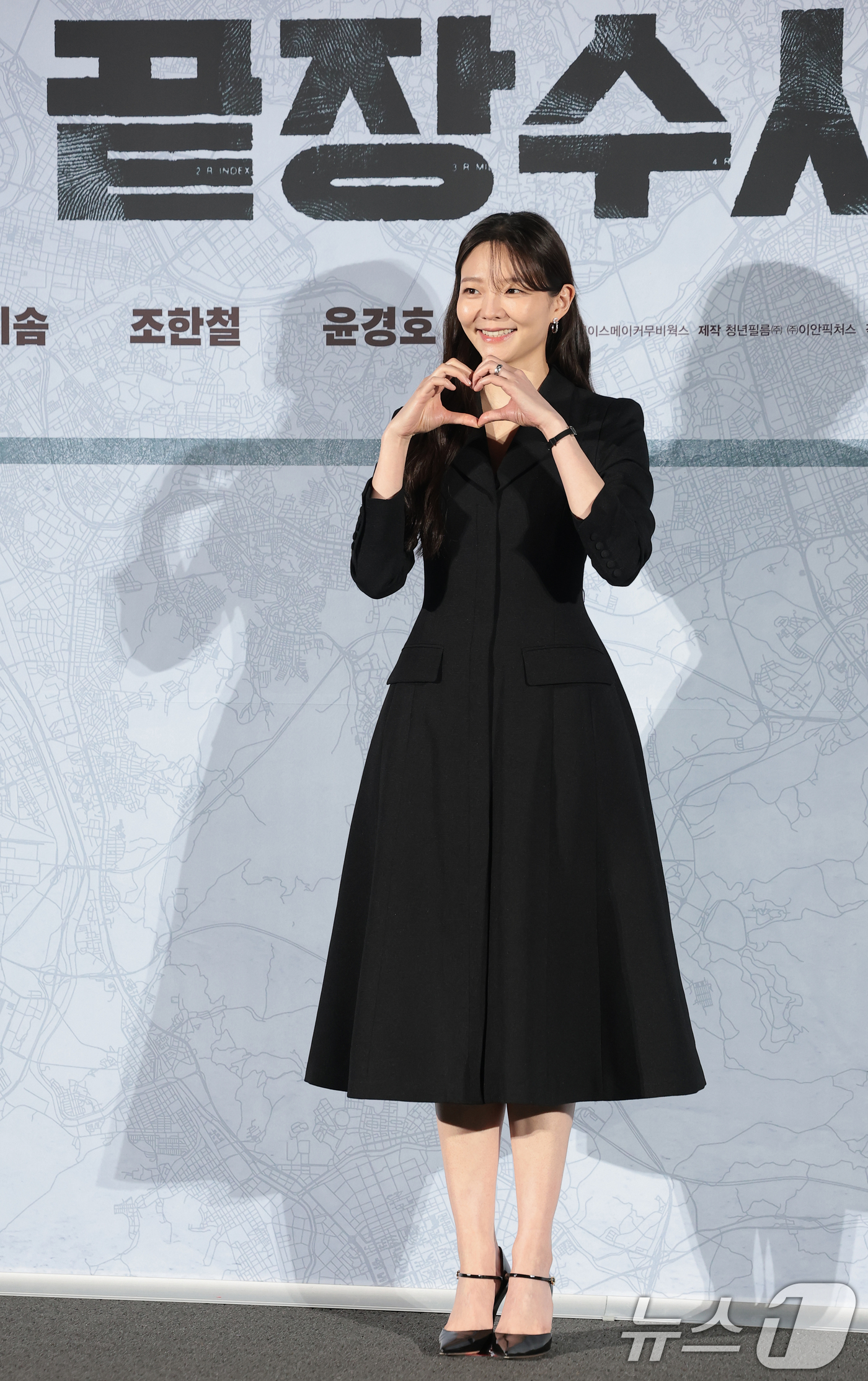 (서울=뉴스1) 권현진 기자 = 배우 이솜이 9일 서울 용산구 CGV 용산아이파크몰에서 열린 영화 ‘끝장수사’(각본/감독 박철환) 제작보고회에 참석해 포즈를 취하고 있다.‘끝장수사 …