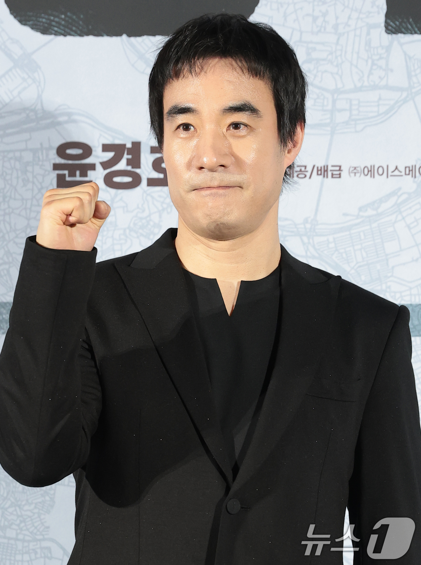 (서울=뉴스1) 권현진 기자 = 배우 배성우가 9일 서울 용산구 CGV 용산아이파크몰에서 열린 영화 ‘끝장수사’(각본/감독 박철환) 제작보고회에 참석해 포즈를 취하고 있다.‘끝장수 …