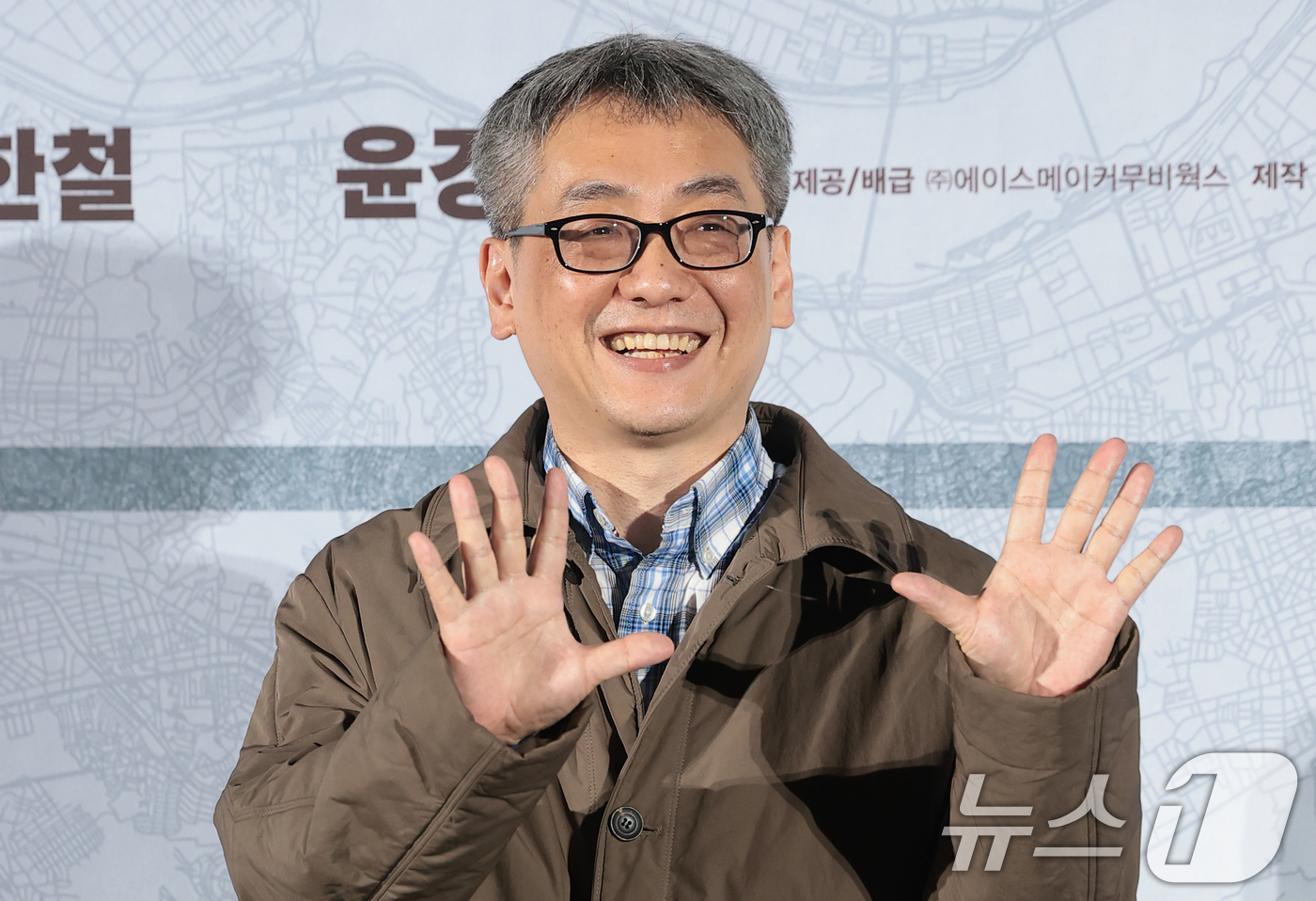 (서울=뉴스1) 권현진 기자 = 박철환 감독이 9일 서울 용산구 CGV 용산아이파크몰에서 열린 영화 ‘끝장수사’(각본/감독 박철환) 제작보고회에 참석해 포즈를 취하고 있다.‘끝장수 …