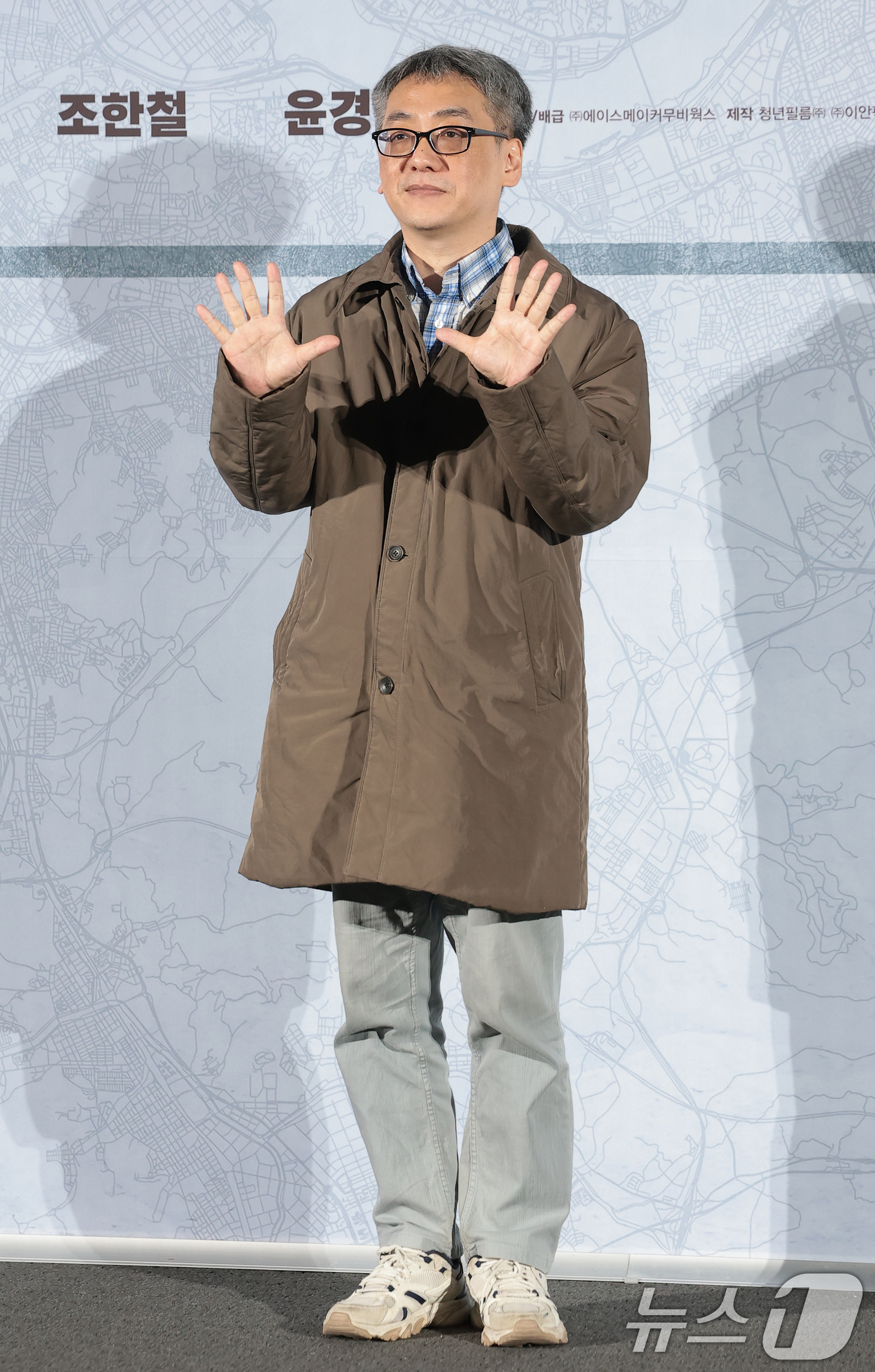 (서울=뉴스1) 권현진 기자 = 박철환 감독이 9일 서울 용산구 CGV 용산아이파크몰에서 열린 영화 ‘끝장수사’ 제작보고회에 참석해 포즈를 취하고 있다.‘끝장수사’는 촌구석으로 좌 …