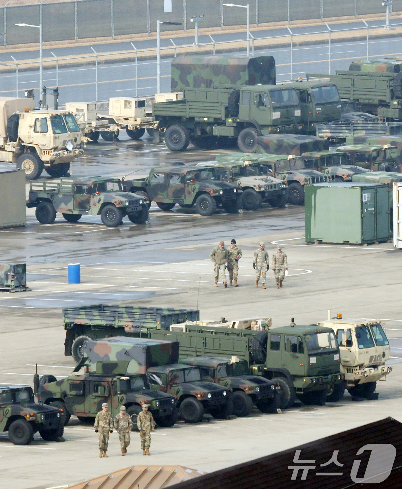 (평택=뉴스1) 김영운 기자 = 한미 연합연습 '자유의 방패'(Freedom Shield·FS) 연습을 시작한 9일 경기 평택시 팽성읍 주한미군기지 캠프 험프리스에 장비들이 계류되 …