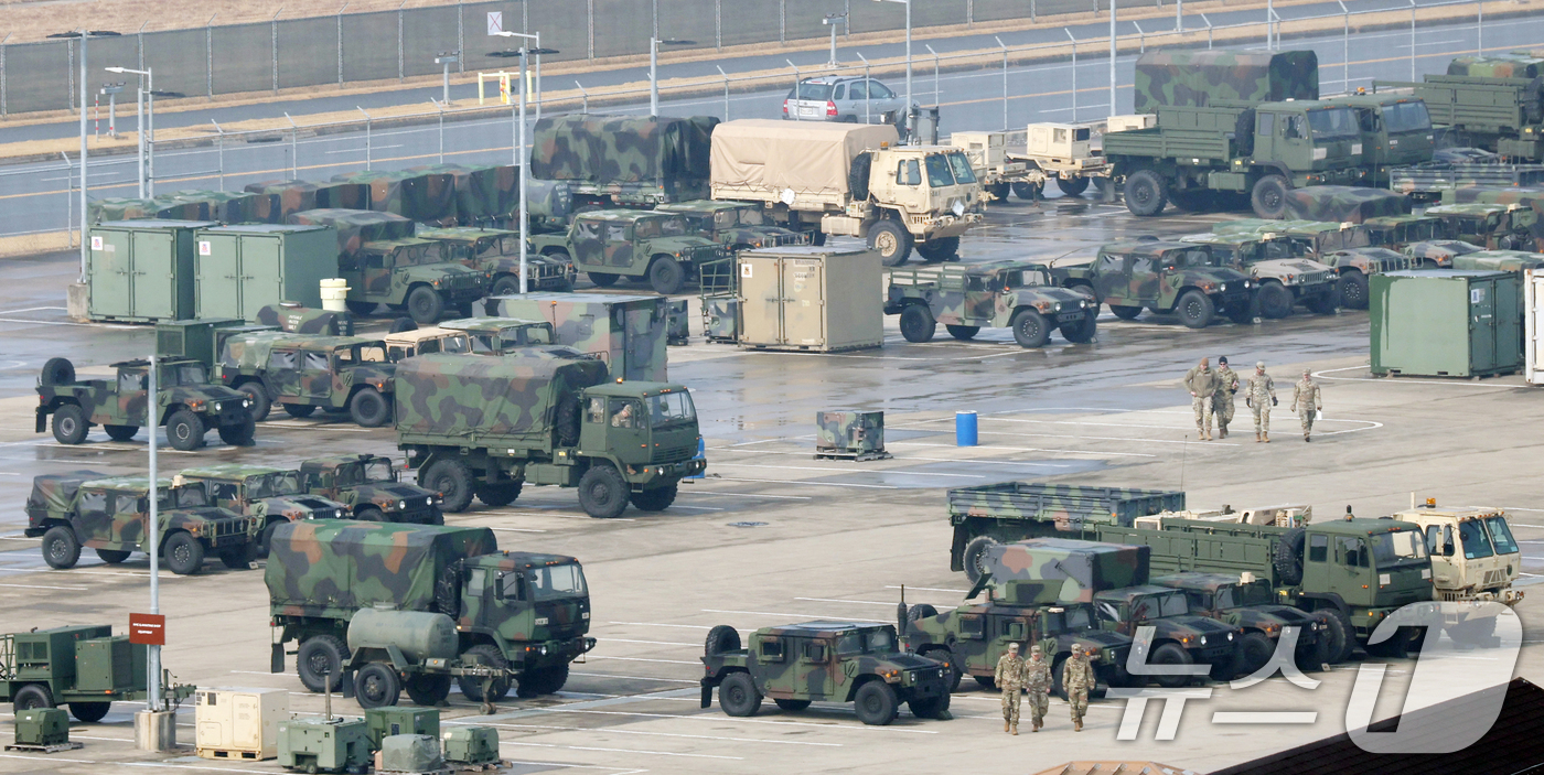 (평택=뉴스1) 김영운 기자 = 한미 연합연습 '자유의 방패'(Freedom Shield·FS) 연습을 시작한 9일 경기 평택시 팽성읍 주한미군기지 캠프 험프리스에 장비들이 계류되 …