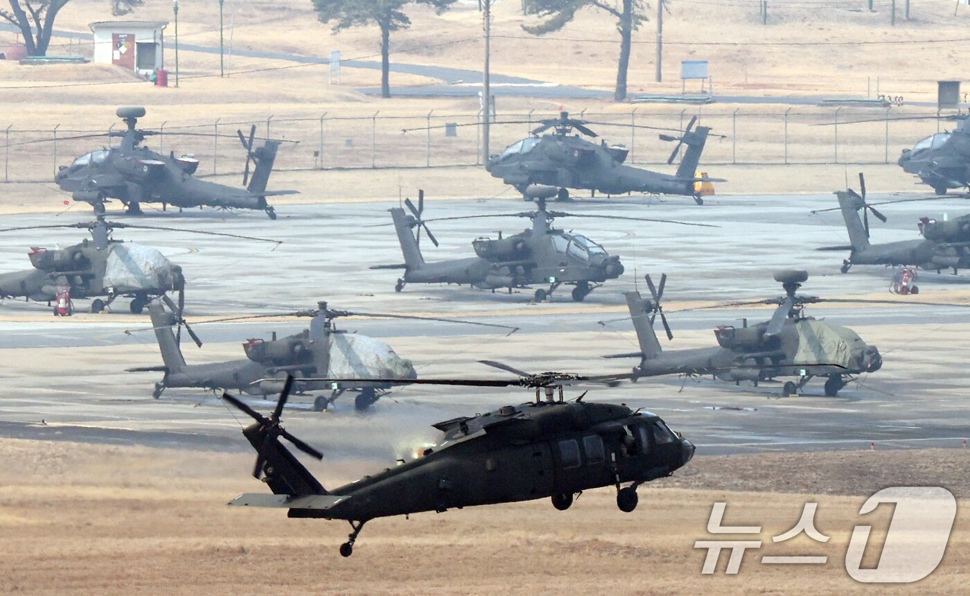 본문 이미지 - 한미 연합연습 '자유의 방패'(Freedom Shield·FS) 연습을 시작한 9일 경기 평택시 팽성읍 주한미군기지 캠프 험프리스에서 헬기가 비행하고 있다. 한국과 미국은 이날부터 19일까지 연합방위태세 확립을 위해 상반기 연합훈련인 '자유의 방패 연습을 진행한다. 2026.3.9 ⓒ 뉴스1 김영운 기자