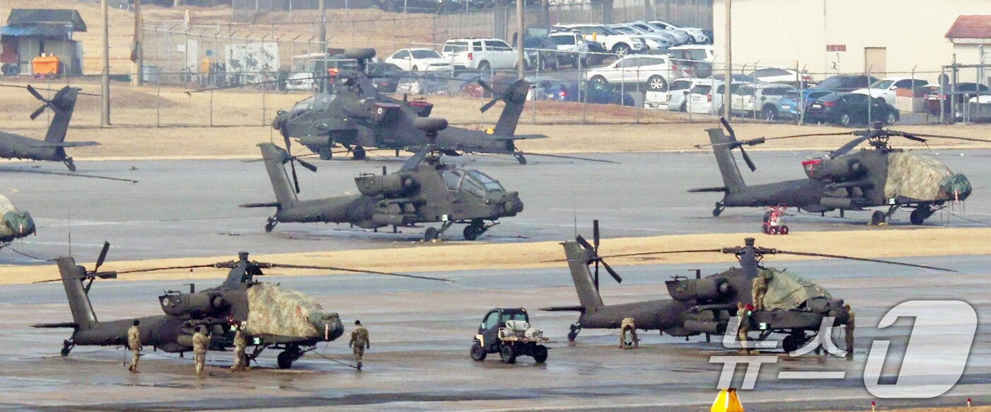 본문 이미지 - 한미 연합연습 '자유의 방패'(Freedom Shield·FS) 연습을 시작한 9일 경기 평택시 팽성읍 주한미군기지 캠프 험프리스에 아파치 헬기가 계류되어 있다. 한국과 미국은 이날부터 19일까지 연합방위태세 확립을 위해 상반기 연합훈련인 '자유의 방패 연습을 진행한다. 2026.3.9 ⓒ 뉴스1 김영운 기자