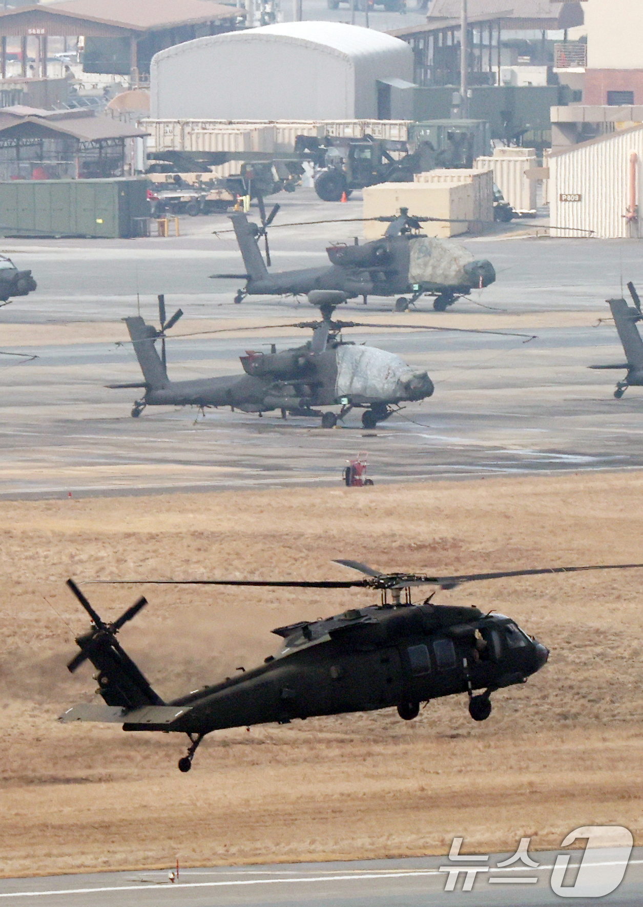 (평택=뉴스1) 김영운 기자 = 한미 연합연습 '자유의 방패'(Freedom Shield·FS) 연습을 시작한 9일 경기 평택시 팽성읍 주한미군기지 캠프 험프리스에서 헬기가 비행하 …