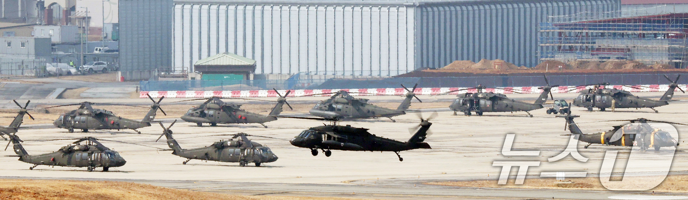 (평택=뉴스1) 김영운 기자 = 한미 연합연습 '자유의 방패'(Freedom Shield·FS) 연습을 시작한 9일 경기 평택시 팽성읍 주한미군기지 캠프 험프리스에서 헬기가 비행하 …
