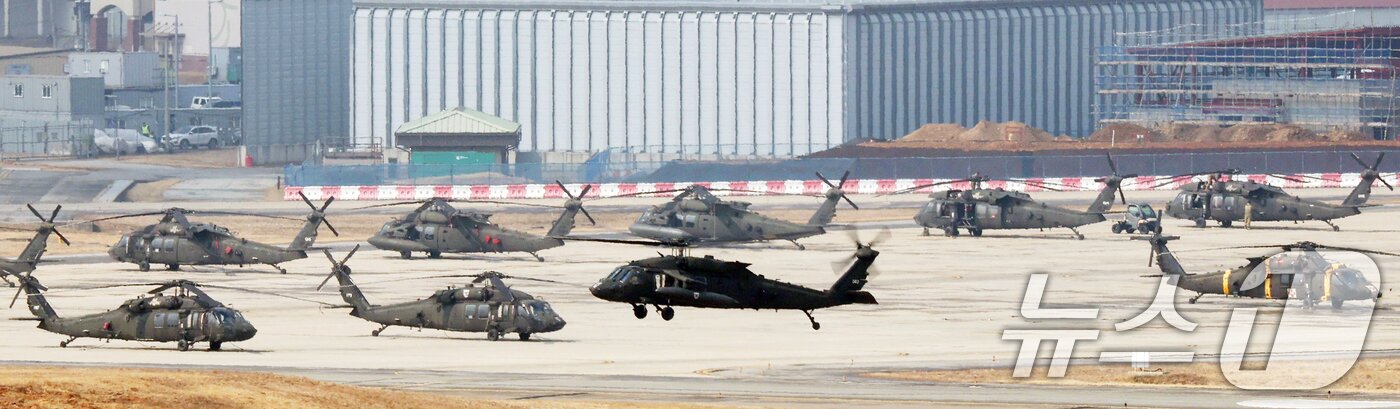 본문 이미지 - 한미 연합연습 '자유의 방패'(Freedom Shield·FS) 연습을 시작한 9일 경기 평택시 팽성읍 주한미군기지 캠프 험프리스에서 헬기가 비행하고 있다. 한국과 미국은 이날부터 19일까지 연합방위태세 확립을 위해 상반기 연합훈련인 '자유의 방패 연습을 진행한다. 2026.3.9 ⓒ 뉴스1 김영운 기자