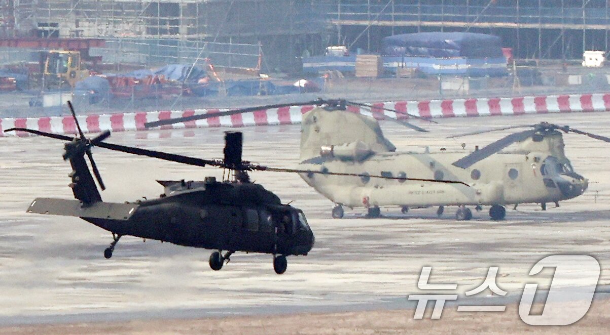 본문 이미지 - 한미 연합연습 '자유의 방패'(Freedom Shield·FS) 연습을 시작한 9일 경기 평택시 팽성읍 주한미군기지 캠프 험프리스에서 헬기가 비행하고 있다. 한국과 미국은 이날부터 19일까지 연합방위태세 확립을 위해 상반기 연합훈련인 '자유의 방패 연습을 진행한다. 2026.3.9 ⓒ 뉴스1 김영운 기자