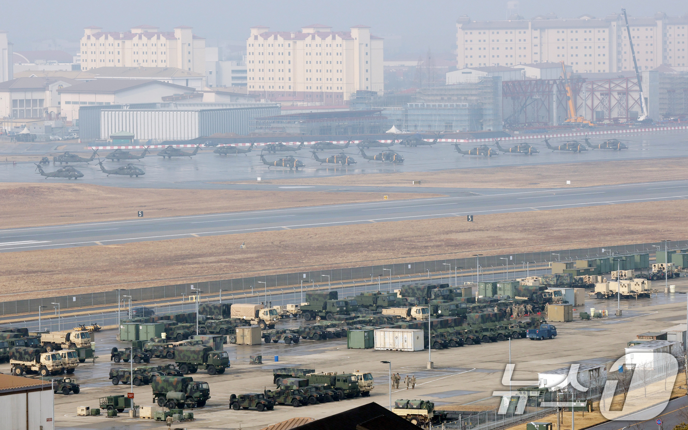 (평택=뉴스1) 김영운 기자 = 한미 연합연습 '자유의 방패'(Freedom Shield·FS) 연습을 시작한 9일 경기 평택시 팽성읍 주한미군기지 캠프 험프리스에 헬기와 장비들이 …
