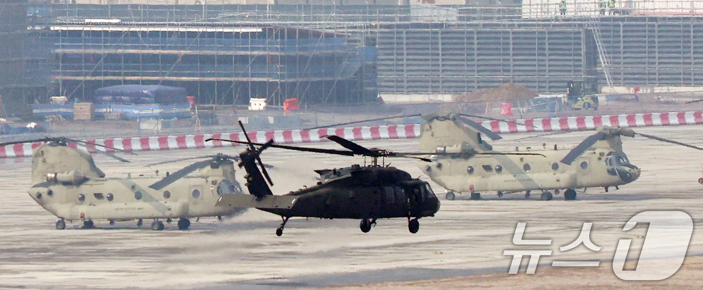 (평택=뉴스1) 김영운 기자 = 한미 연합연습 '자유의 방패'(Freedom Shield·FS) 연습을 시작한 9일 경기 평택시 팽성읍 주한미군기지 캠프 험프리스에서 헬기가 비행하 …