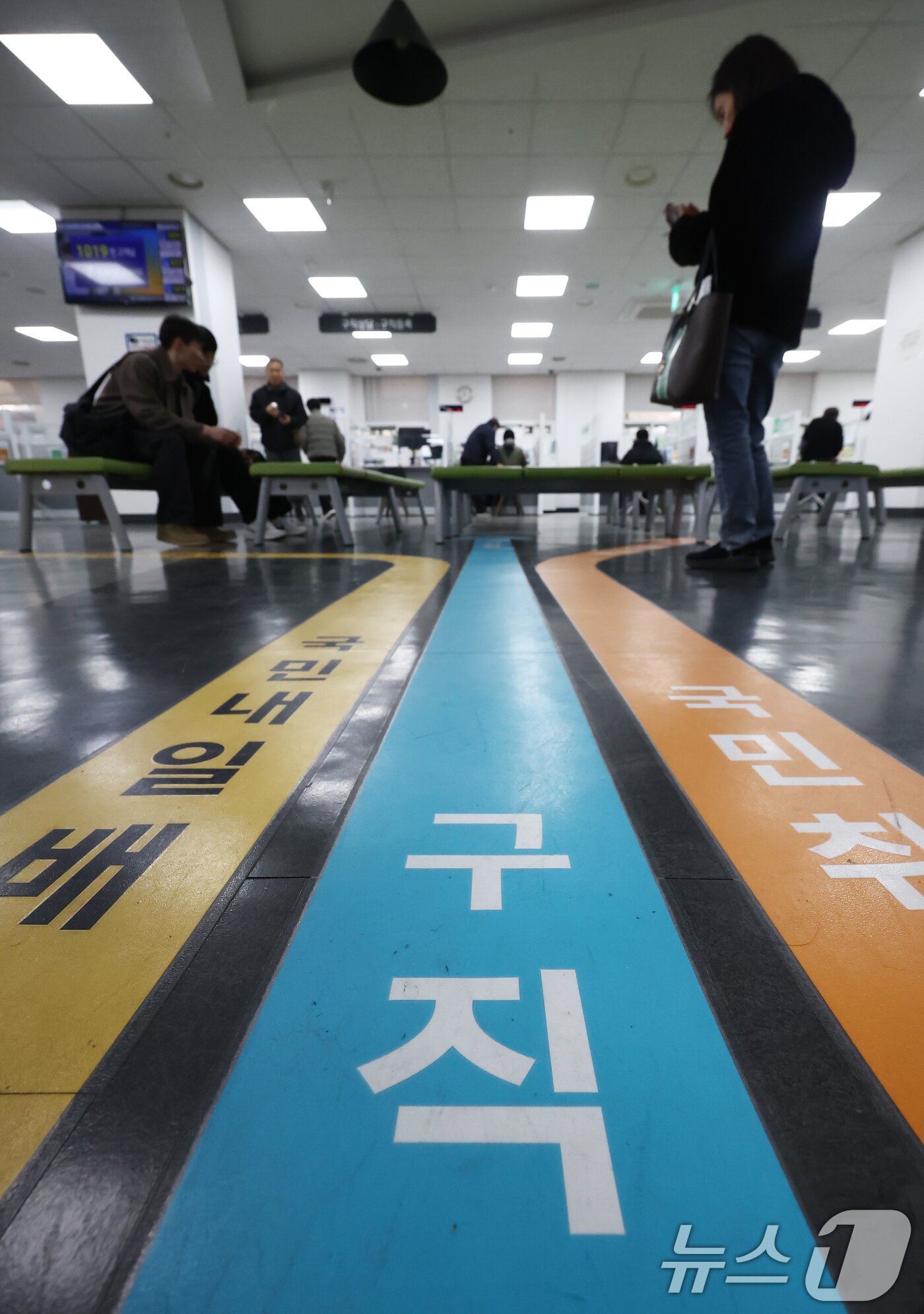 본문 이미지 - 9일  오후 서울 마포구 서울서부고용복지플러스센터에서 구직자들이 상담을 받기 위해 기다리는 모습. 2026.3.9 ⓒ 뉴스1 김민지 기자