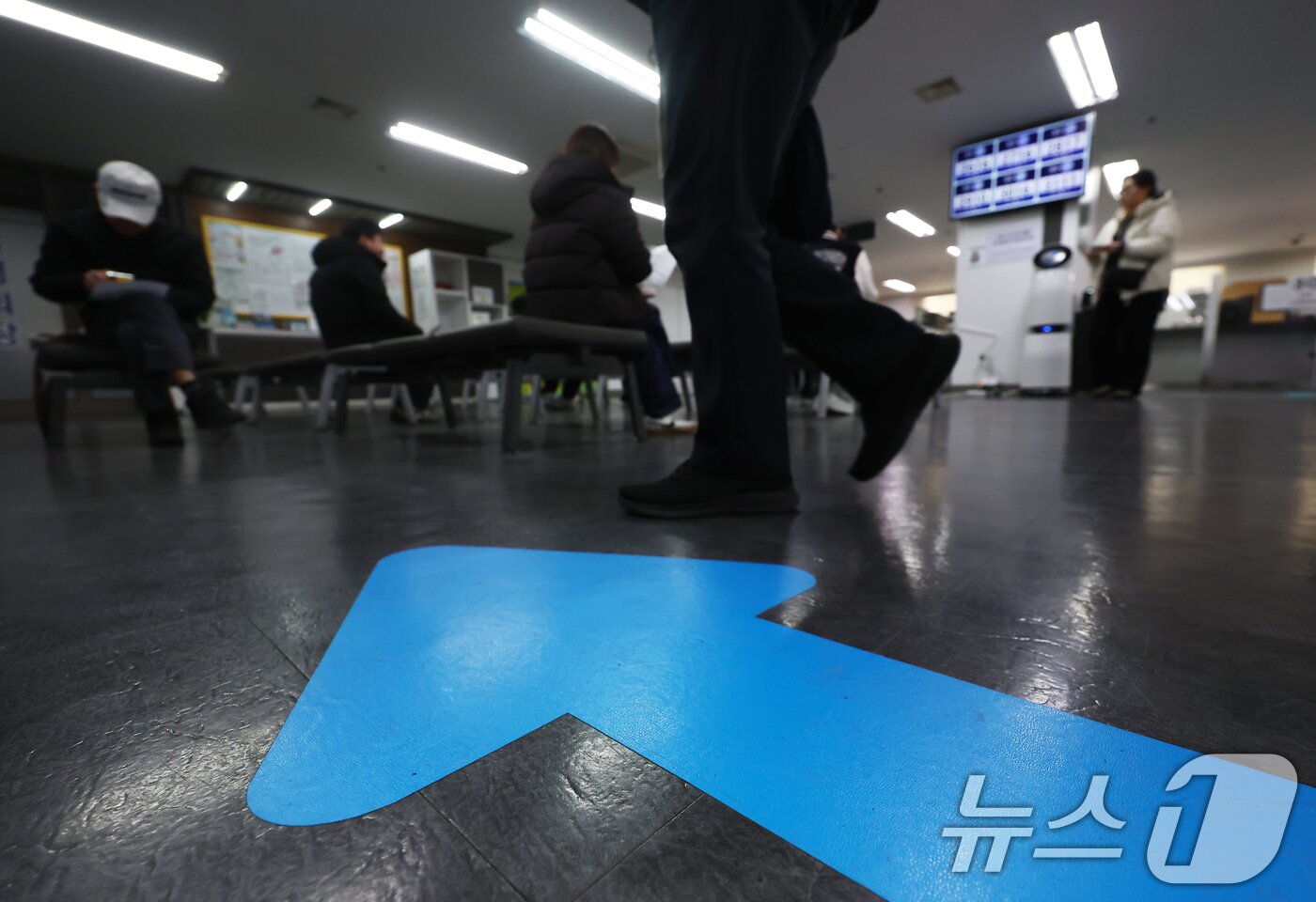 본문 이미지 - 9일 오후 서울 마포구 서울서부고용복지플러스센터에서 구직자들이 상담을 받기 위해 기다리는 모습. 2026.3.9 ⓒ 뉴스1 김민지 기자