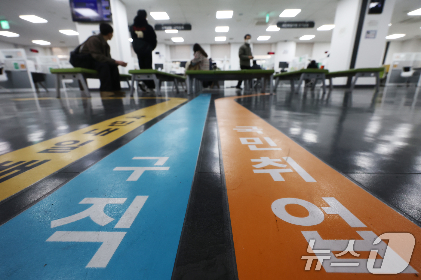 (서울=뉴스1) 김민지 기자 = 9일 국가데이터처 국가통계포털(KOSIS)에 따르면 작년 3분기 신규채용 일자리는 557만8000개로, 1년 전(582만8000개)보다 25만개 줄 …