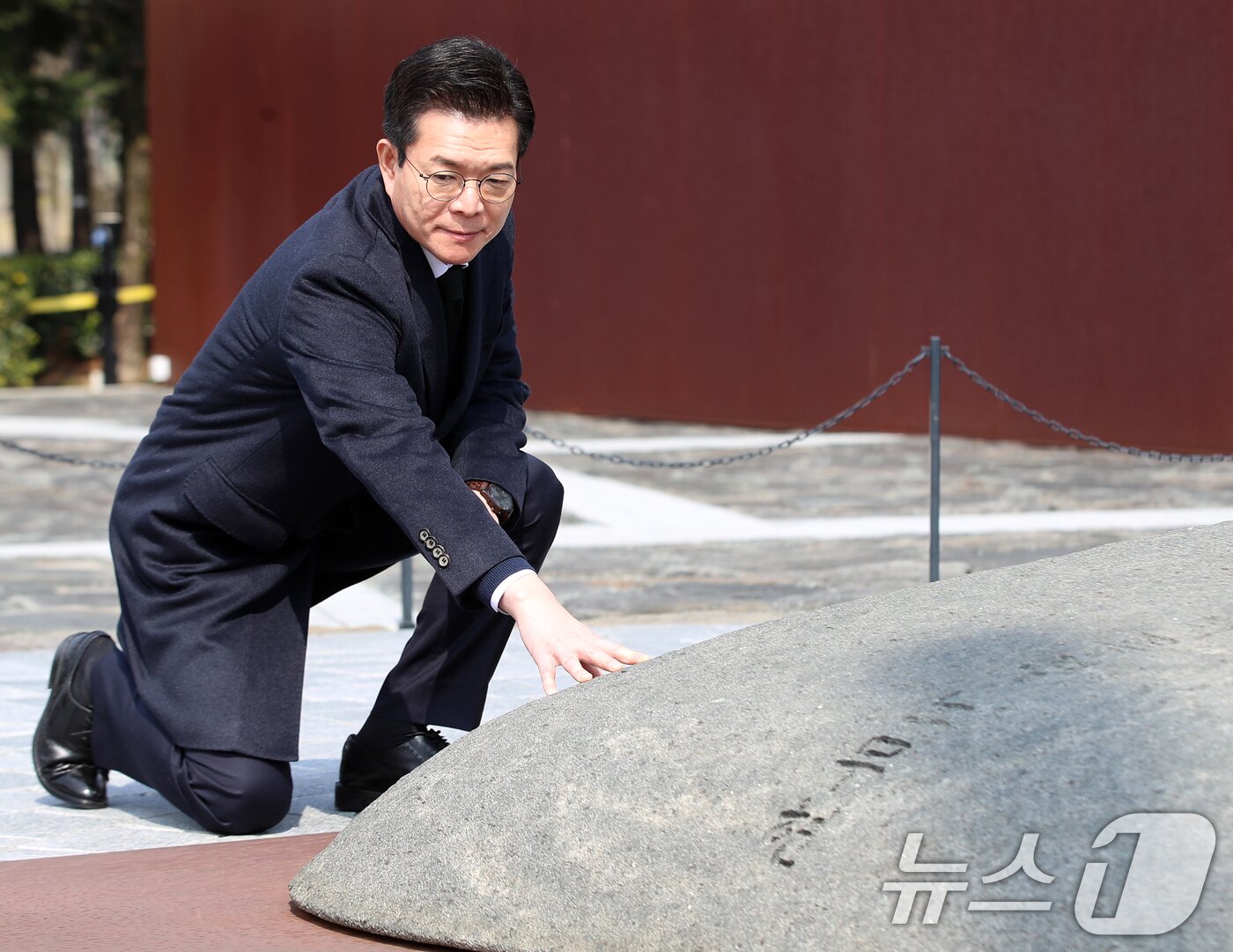 본문 이미지 - 정원오 더불어민주당 서울시장 예비후보가 9일 오후 경남 김해 진영읍 봉하마을을 찾아 고 노무현 전 대통령 묘역을 참배하고 있다. 2026.3.9 ⓒ 뉴스1 윤일지 기자
