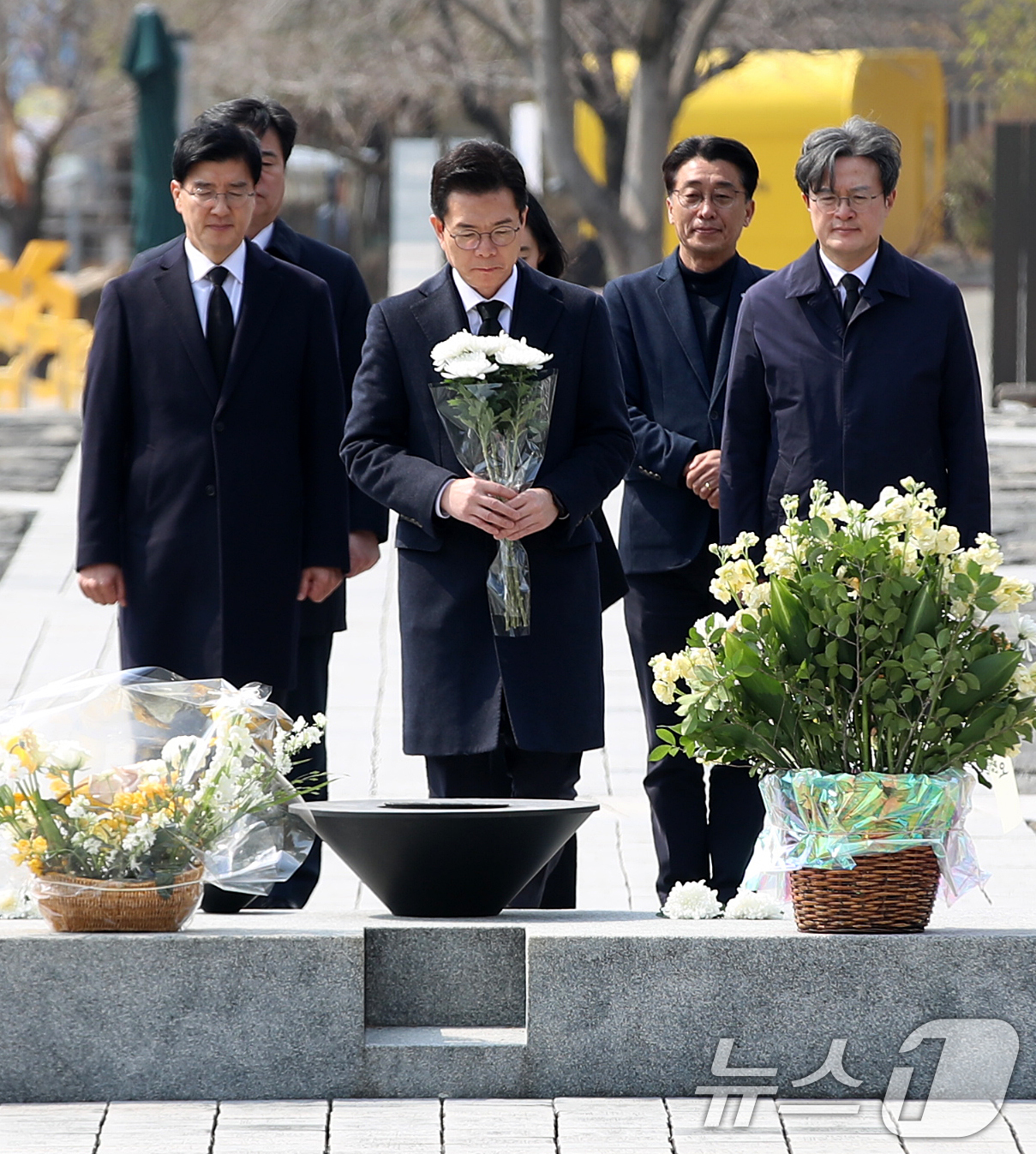 (김해=뉴스1) 윤일지 기자 = 정원오 더불어민주당 서울시장 예비후보가 9일 오후 경남 김해 진영읍 봉하마을을 찾아 고 노무현 전 대통령 묘역에 헌화하고 있다. 2026.3.9/뉴 …