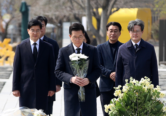 헌화하는 정원오 예비후보