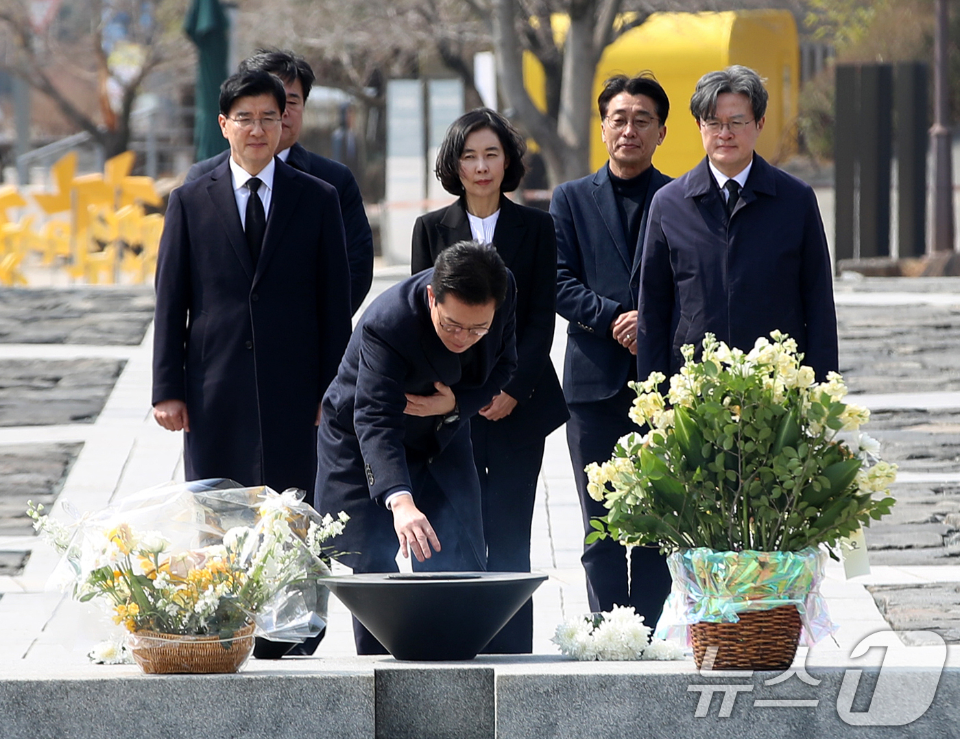 (김해=뉴스1) 윤일지 기자 = 정원오 더불어민주당 서울시장 예비후보가 9일 오후 경남 김해 진영읍 봉하마을을 찾아 고 노무현 전 대통령 묘역을 참배하고 있다.  2026.3.9/ …