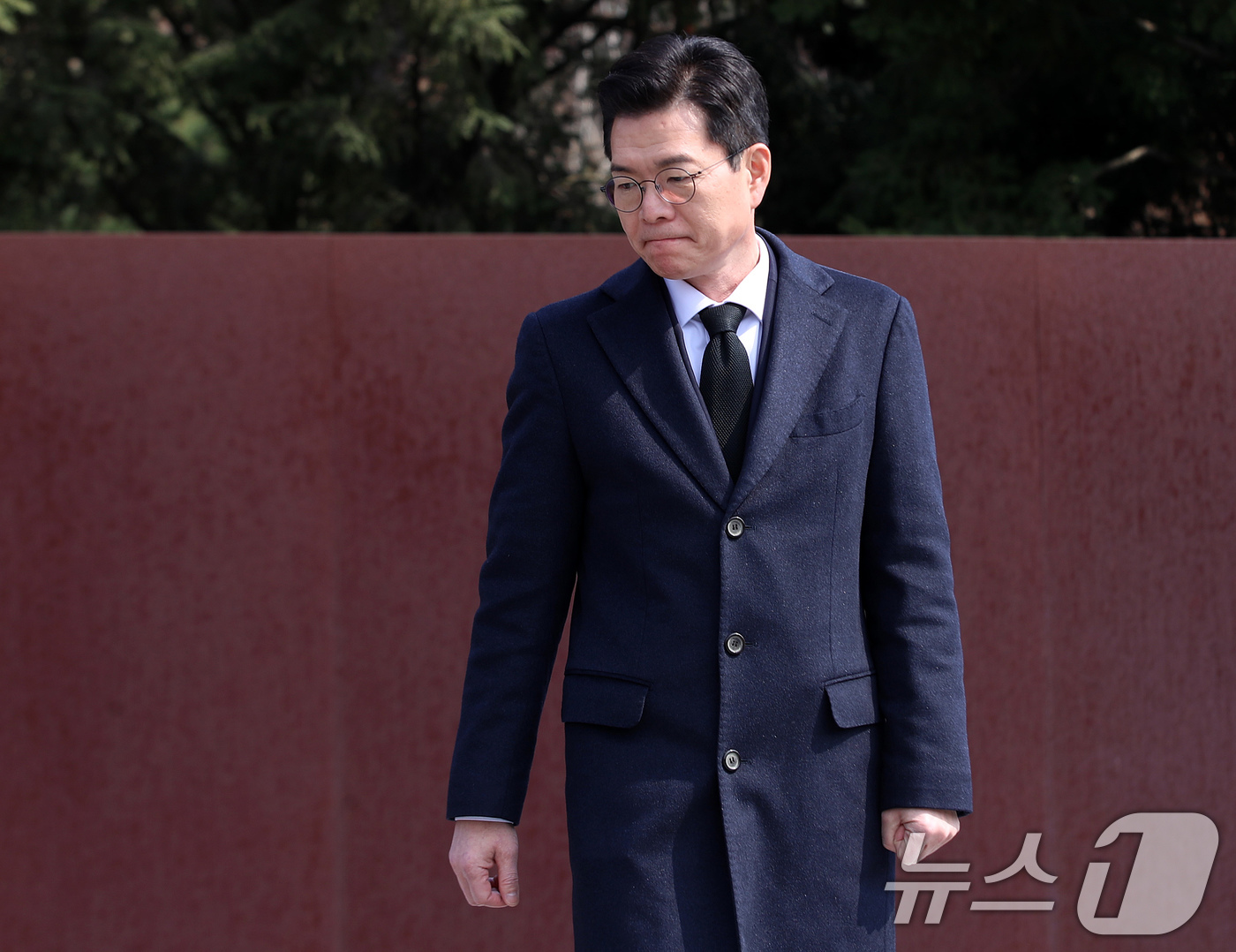 (김해=뉴스1) 윤일지 기자 = 정원오 더불어민주당 서울시장 예비후보가 9일 오후 경남 김해 진영읍 봉하마을을 찾아 고 노무현 전 대통령 묘역을 참배하고 있다.  2026.3.9/ …