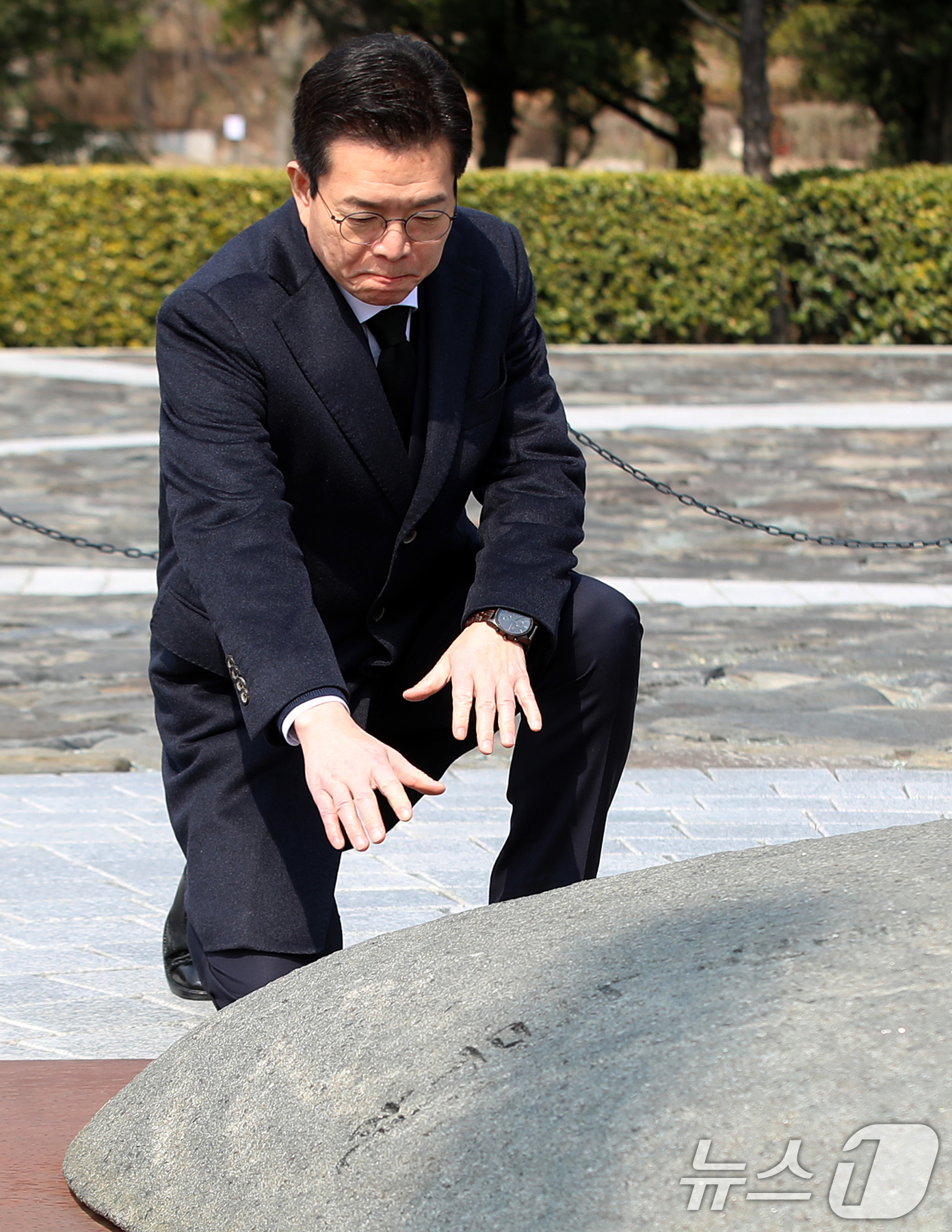 (김해=뉴스1) 윤일지 기자 = 정원오 더불어민주당 서울시장 예비후보가 9일 오후 경남 김해 진영읍 봉하마을을 찾아 고 노무현 전 대통령 묘역을 참배하고 있다.  2026.3.9/ …