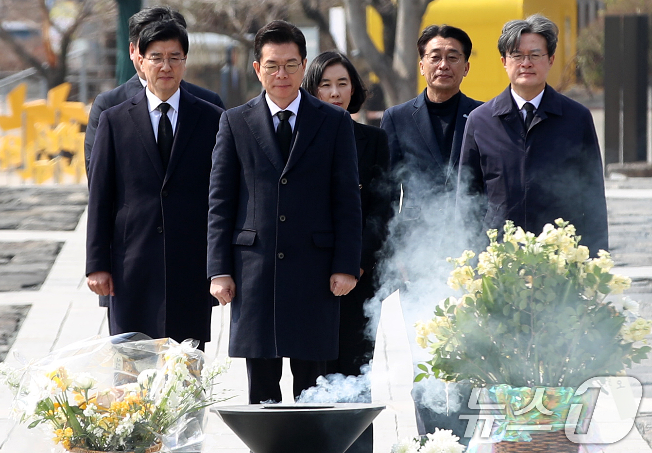 (김해=뉴스1) 윤일지 기자 = 정원오 더불어민주당 서울시장 예비후보가 9일 오후 경남 김해 진영읍 봉하마을을 찾아 고 노무현 전 대통령 묘역을 참배하고 있다.  2026.3.9/ …