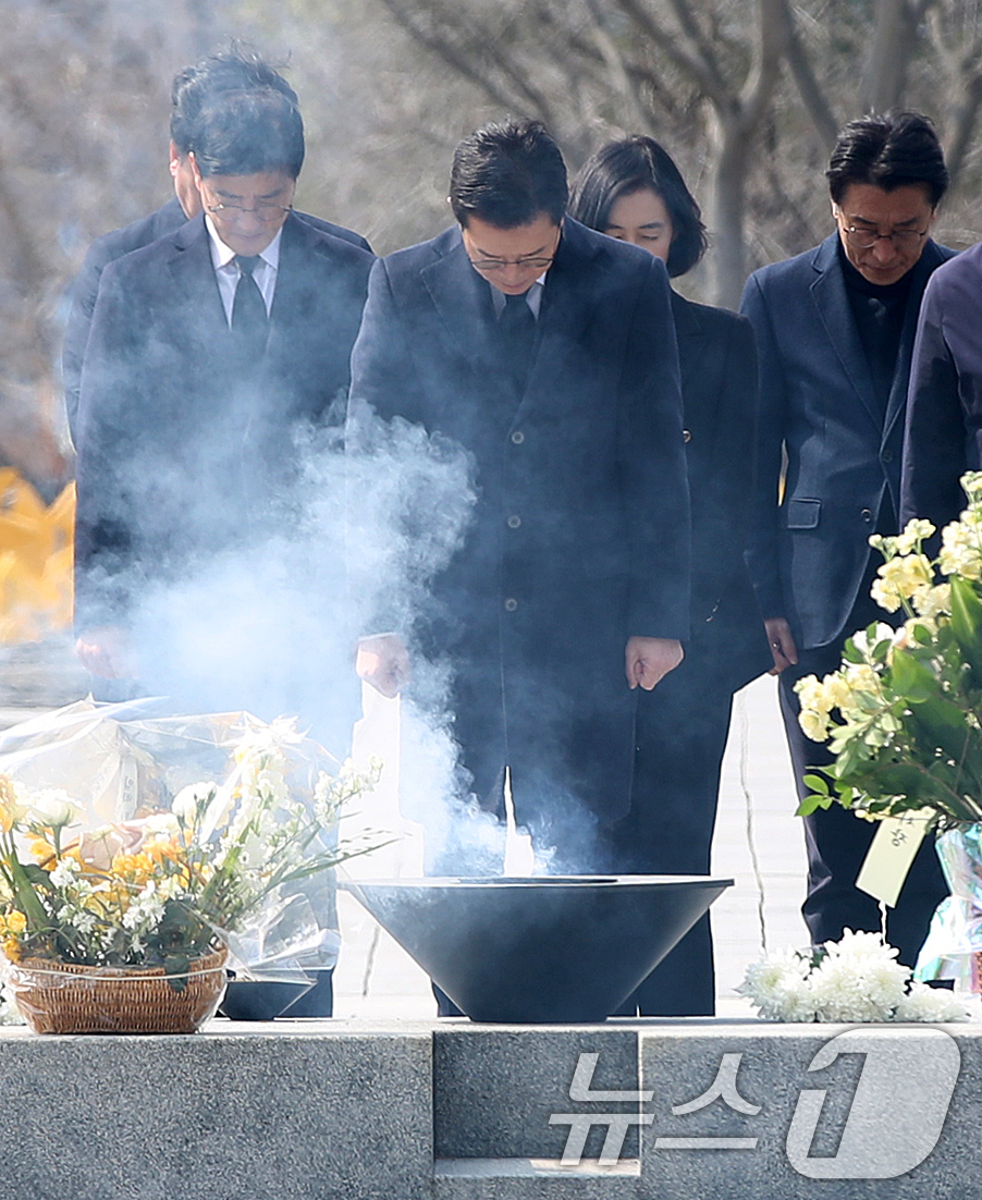 (김해=뉴스1) 윤일지 기자 = 정원오 더불어민주당 서울시장 예비후보가 9일 오후 경남 김해 진영읍 봉하마을을 찾아 고 노무현 전 대통령 묘역을 참배하고 있다.  2026.3.9/ …