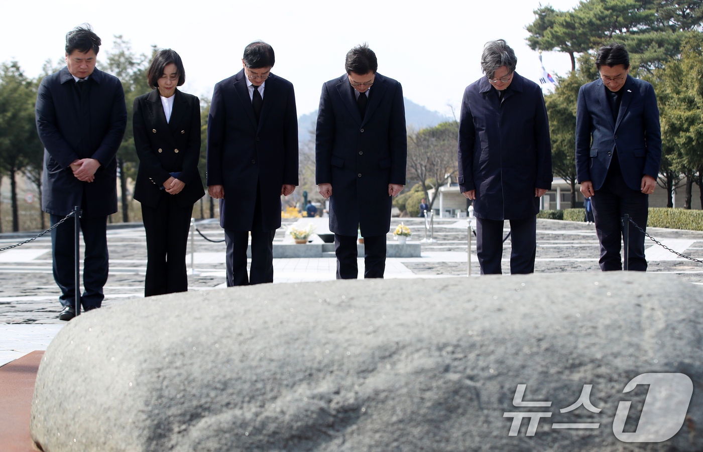(김해=뉴스1) 윤일지 기자 = 정원오 더불어민주당 서울시장 예비후보가 9일 오후 경남 김해 진영읍 봉하마을을 찾아 고 노무현 전 대통령 묘역을 참배하고 있다.  2026.3.9/ …