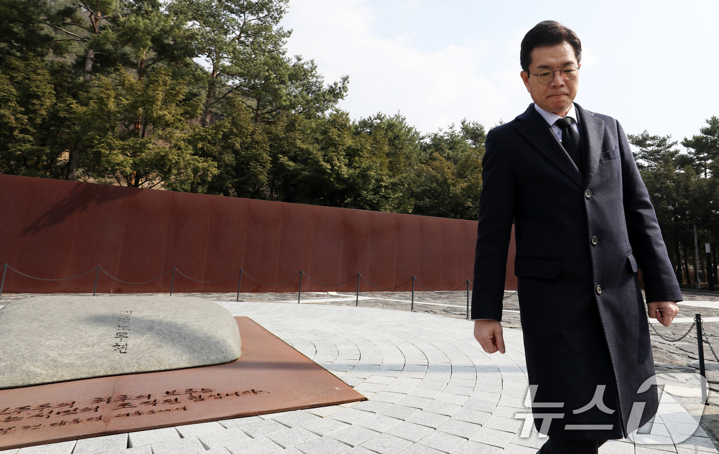 (김해=뉴스1) 윤일지 기자 = 정원오 더불어민주당 서울시장 예비후보가 9일 오후 경남 김해 진영읍 봉하마을을 찾아 고 노무현 전 대통령 묘역을 참배한 후 이동하고 있다. 2026 …