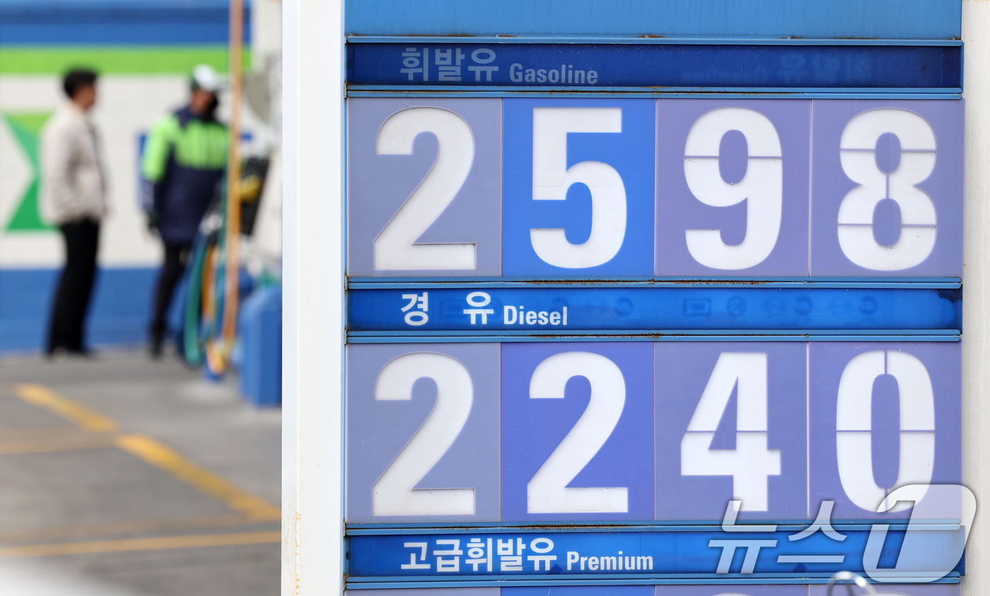 (서울=뉴스1) 최지환 기자 = 호르무즈 해협 봉쇄 여파로 국제유가가 배럴당 100달러 넘어선 9일 서울 시내 한 주유소에 휘발유·경유 가격이 표시되어 있다.이재명 대통령은 이날 …