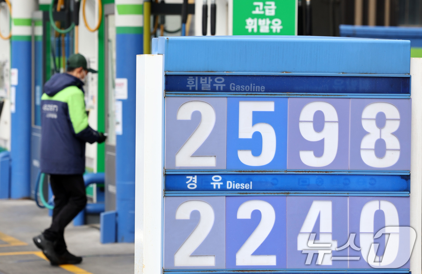 (서울=뉴스1) 최지환 기자 = 호르무즈 해협 봉쇄 여파로 국제유가가 배럴당 100달러 넘어선 9일 서울 시내 한 주유소에 휘발유·경유 가격이 표시되어 있다.이재명 대통령은 이날 …