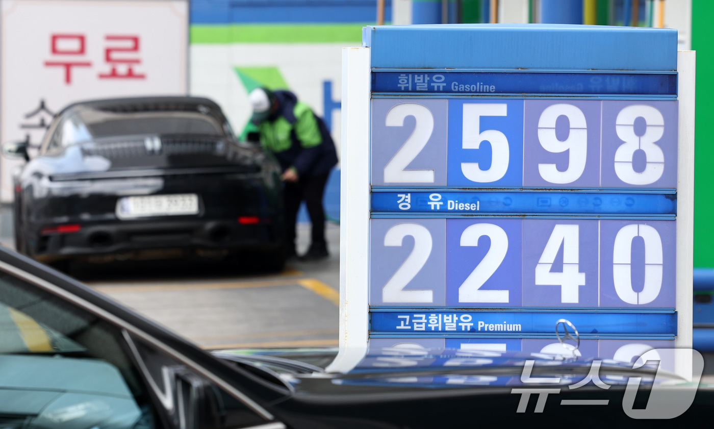 (서울=뉴스1) 최지환 기자 = 호르무즈 해협 봉쇄 여파로 국제유가가 배럴당 100달러 넘어선 9일 서울 시내 한 주유소에 휘발유·경유 가격이 표시되어 있다.이재명 대통령은 이날 …