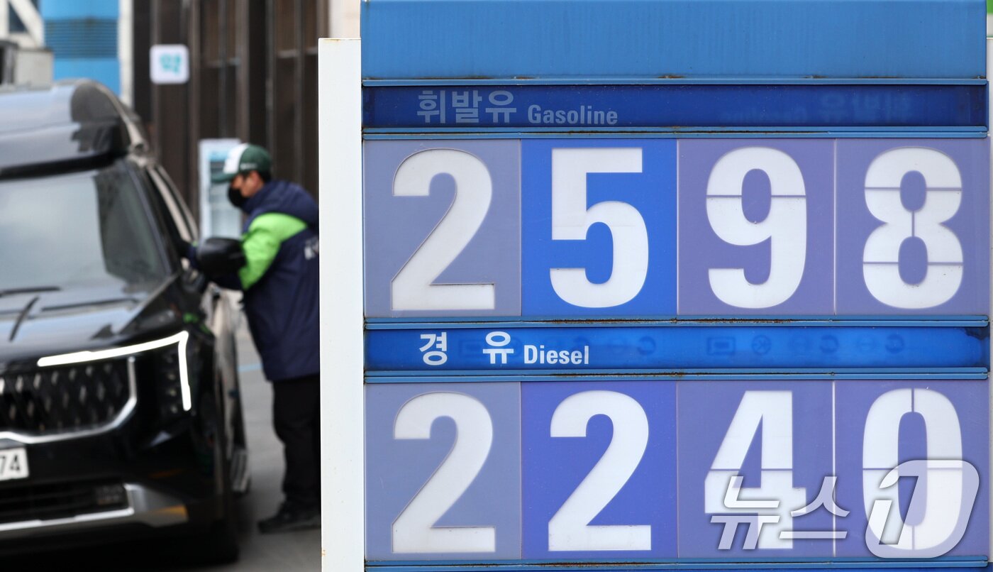 본문 이미지 - 호르무즈 해협 봉쇄 여파로 국제유가가 배럴당 100달러 넘어선 9일 서울 시내 한 주유소에 휘발유·경유 가격이 표시되어 있다. 이재명 대통령은 이날 열린 중동 상황 관련 비상경제점검회의에서 "석유 제품에 최고 가격제를 신속하게 도입하고 과감하게 시행해야 한다＂고 언급했다. 2026.3.9 ⓒ 뉴스1 최지환 기자