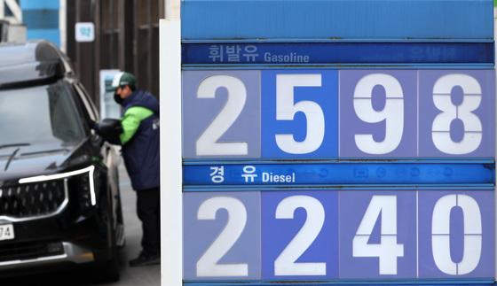 장기화되는 중동 사태…'기름값 최고가격 지정제 검토'